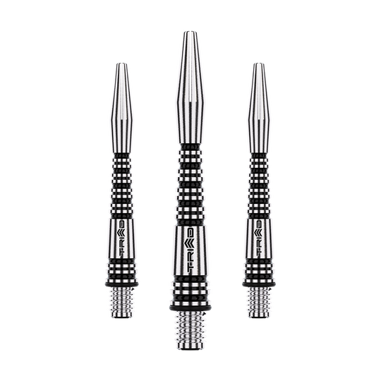 Winmau Triad RX Aluminium Shafts - Schwarz Das Bild zeigt drei schwarze Aluminium-Dartschäfte mit silbernen Rillen. Sie sind in einer Reihe angeordnet und haben eine filigrane, strukturierte Oberfläche.