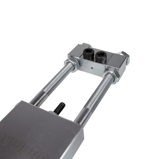 8425-Winmau-Craftsman-Re-pointing-System-4 Das Bild zeigt das Winmau Craftsman Re-Pointing System Spitzenwechsler. Es handelt sich um ein Werkzeug aus Metall zum Auswechseln von Dartspitzen.