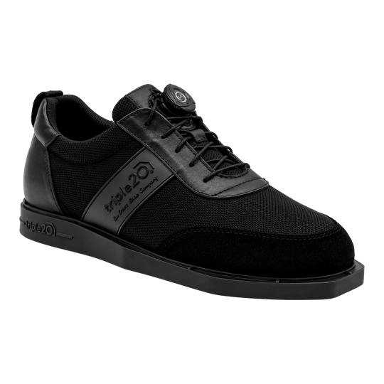 Triple20 Dart Shoes Textilní s otočným zapínáním - Černé Abgebildet sind die Triple20 Dartschuhe Textil mit Drehverschluss in Schwarz. Die Schuhe sind speziell für Darts-Spieler entworfen.