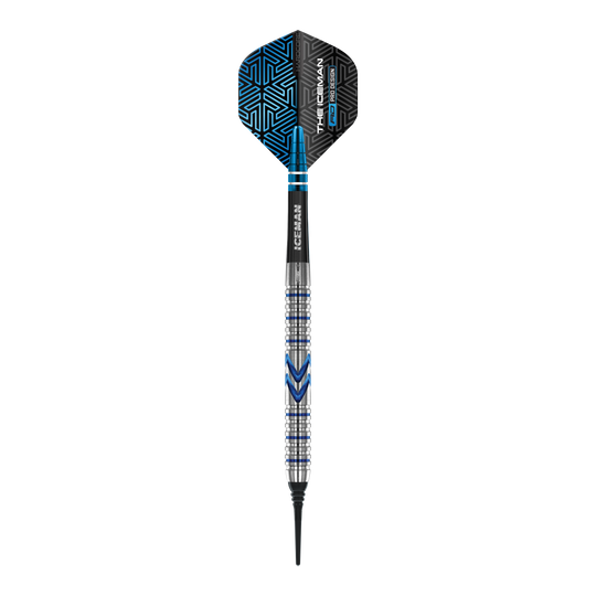 Šipky Red Dragon Gerwyn Price Iceman Midnight Edition měkké - 20g Der abgebildete Softdart ist der "Red Dragon Gerwyn Price Iceman Midnight Edition" mit einem Gewicht von 20g. Er hat ein modernes Design mit silbernen und blauen Akzenten sowie einer schwarzen Flights mit blauen Mustern.