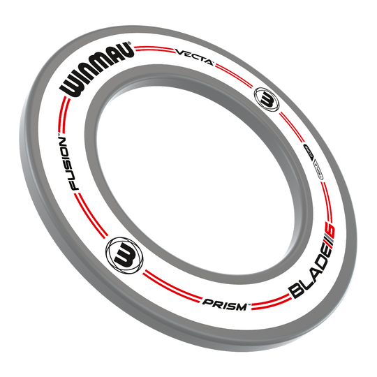 Dies ist das Winmau Pro-Line Original White Dartboard Surround. Es handelt sich um einen weißen Dartboard-Ring mit schwarzen und roten Aufdrucken.