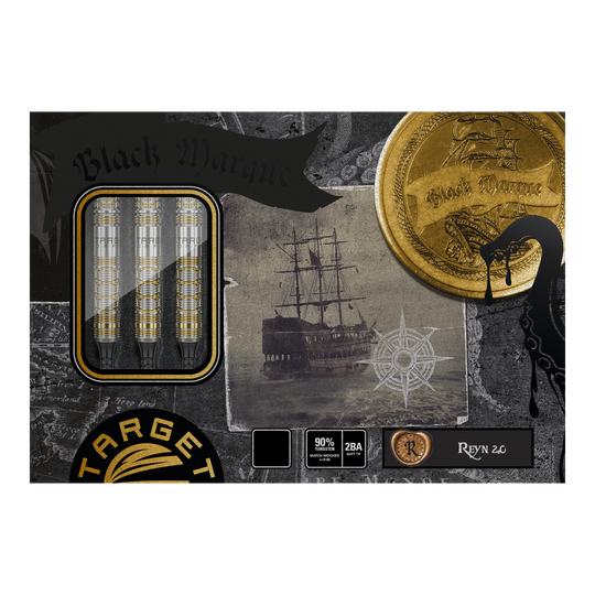 Dardos blandos Target Japan Black Marque Reyn GEN2 - 17,5 g Das Bild zeigt die Verpackung der "Target Japan Black Marque Reyn GEN2 Softdarts - 17,5g". Auf der Schachtel sind drei Darts, ein Segelschiff und ein goldener Münz-Aufdruck zu sehen.