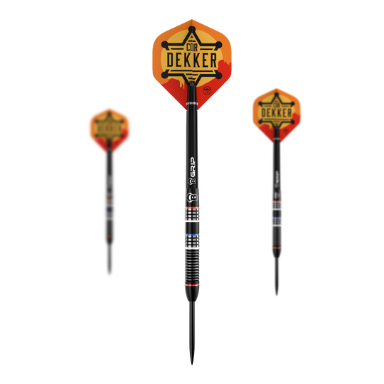 Bulls Cor Dekker The Sheriff Steeldarts - 23g Es ist ein Set der Bulls Cor Dekker The Sheriff Steeldarts mit 23 Gramm zu sehen. Das Set enthält mehrere Darts für das professionelle Dartspiel.
