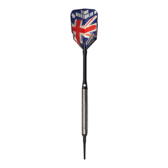 Dardos blandos McDart 85 Tungsten V8 - 18,5 g Auf dem Bild ist ein Softdart mit einer silbernen Griffzone und langer schwarzer Spitze zu sehen. Die Dart-Flügel zeigen das Design der australischen Flagge mit der Aufschrift "TEAM AUSTRALIA".