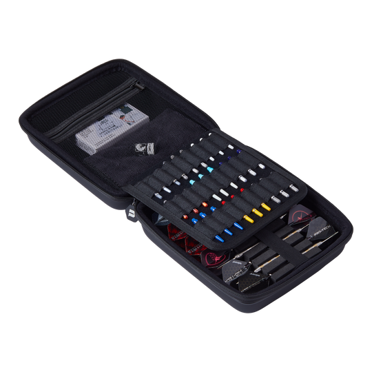 Estuche grande para dardos Unicorn Ultra 3UP - Negro Das Bild zeigt ein offenes schwarzes Dartcase namens "Unicorn Ultra 3UP Large Dartcase". Im Inneren sind verschiedene Dartpfeile, Ersatzteile und Zubehör ordentlich sortiert.