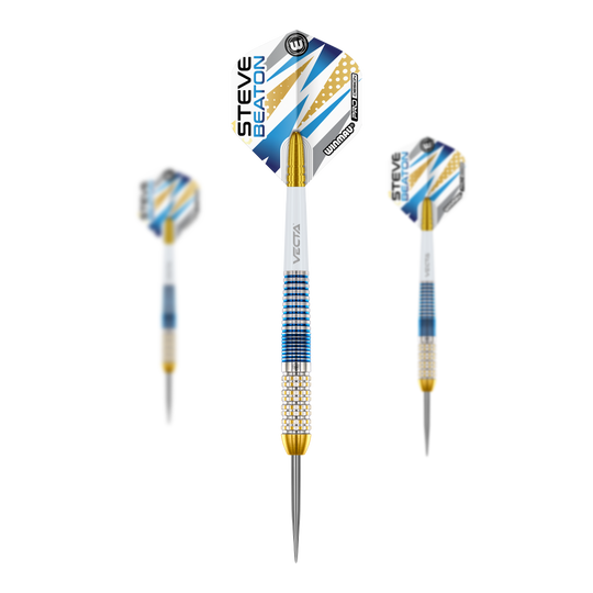 Dardos de acero Winmau Steve Beaton Legend Series Das Bild zeigt drei Steeldarts der Marke Winmau aus der Steve Beaton Legend Series. Die Darts haben blaue, weiße und goldene Akzente sowie einen Pfeil mit „Steve Beaton“ Schriftzug auf dem Flight.