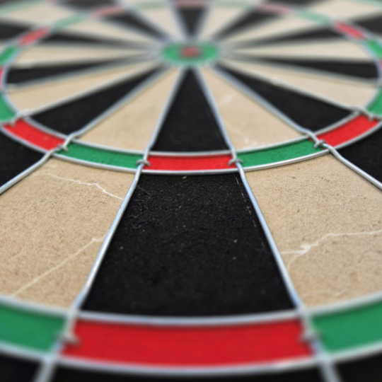 Sada ocelových terčů na terč Dimitri Van Den Bergh Target Dimitri Van Den Bergh Steeldartboard Set ist vollständig sichtbar. Das Board steht im Vordergrund.