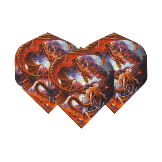Forge d'Alchimie du Vésuve n°2 Vols Standard Das Bild zeigt drei Dart-Flights mit einem fantasievollen Drachenmotiv. Auf den Flights ist ein roter Drache über einer Frau und feuriger Landschaft abgebildet.