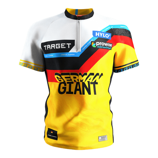 Koszulka do darta Target Coolplay Gabriel Clemens 2025 Das Bild zeigt das Target Coolplay Gabriel Clemens 2025 Dartshirt. Das Trikot ist gelb, schwarz, rot und weiß und trägt die Aufschrift "GERMAN GIANT" auf der Vorderseite.