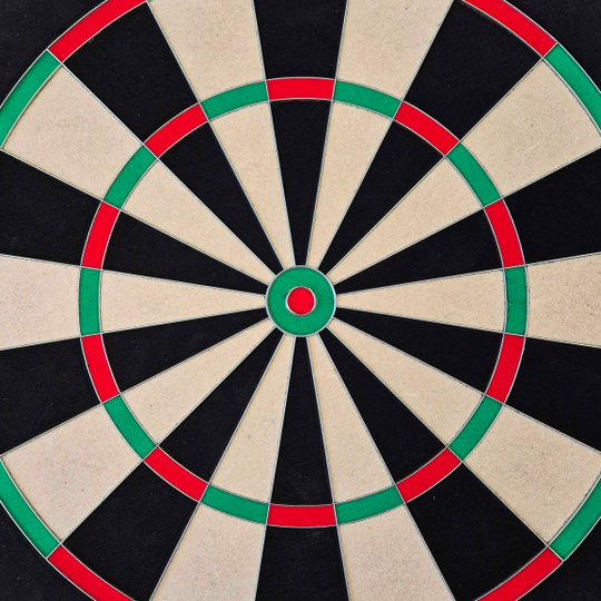 Ocelový terč McDart Precision Das Bild zeigt ein weiteres McDart Precision Steeldartboard. Alle Sektoren sind klar sichtbar.