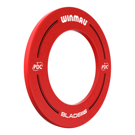Marco para diana Winmau PDC - Rojo Das Bild zeigt einen roten Dartboard-Surround von Winmau mit der Aufschrift „PDC“ und „BLADE 6“. Der Surround dient dazu, die Wand rund um ein Dartboard vor abprallenden Pfeilen zu schützen.