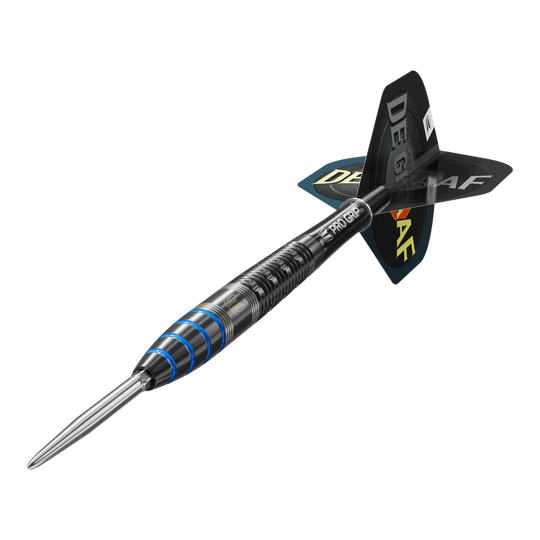 Target Jeffrey De Graaf GEN1 Swiss Point Steeldarts - 23g Das Bild zeigt einen Target Jeffrey De Graaf GEN1 Swiss Point Steeldart mit einem Gewicht von 23 Gramm. Der Dart hat ein schwarzes Design mit blauen Akzenten und der Aufschrift "DE GRAAF" auf den Flights.