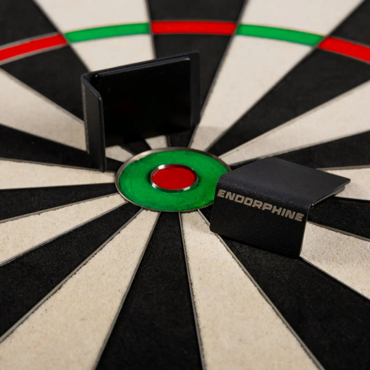 Precise 180 Endorphine Steeldartboard mit Nummernring - Infinity Blue Das Bild zeigt das Precise 180 Endorphine Steeldartboard mit Nummernring in Weiß. Es handelt sich um eine hochwertige Dartscheibe für den Präzisionssport.