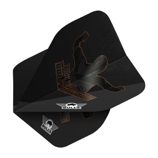 Bulls NL Player 100 Dirk Van Duijvenbode Edition 2 No2 Standardní lety Das Bild zeigt ein schwarzes Dartflight mit einer orangenen Umrissgrafik eines jubelnden Spielers. Darauf steht der Name "Dirk Van Duijvenbode" und das Bulls-Logo ist sichtbar.