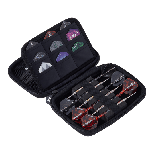 Unicorn Ultra Gary Anderson Dartwallet Das Bild zeigt das Unicorn Ultra Gary Anderson Dartwallet, eine aufklappbare Tasche für Dartzubehör. In der Tasche sind mehrere Dartpfeile und Flights ordentlich verstaut.
