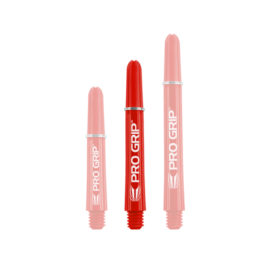 Target Pro Grip Shafts - 3 Sets - Red Das Bild zeigt drei rote "Pro Grip" Shafts für Dartpfeile in unterschiedlichen Längen. Alle drei Shafts haben die weiße Aufschrift "PRO GRIP" und ein Logo.
