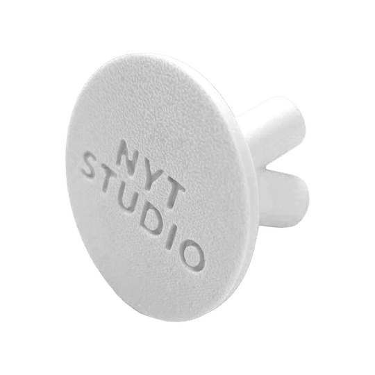 NYT Studio Compact Darthalter Abgebildet ist ein weißer, kompakter Darthalter von NYTStudio. Das Modell trägt den Namen '678_NYTStudio_Compact_Darthalter_Wei_3'.
