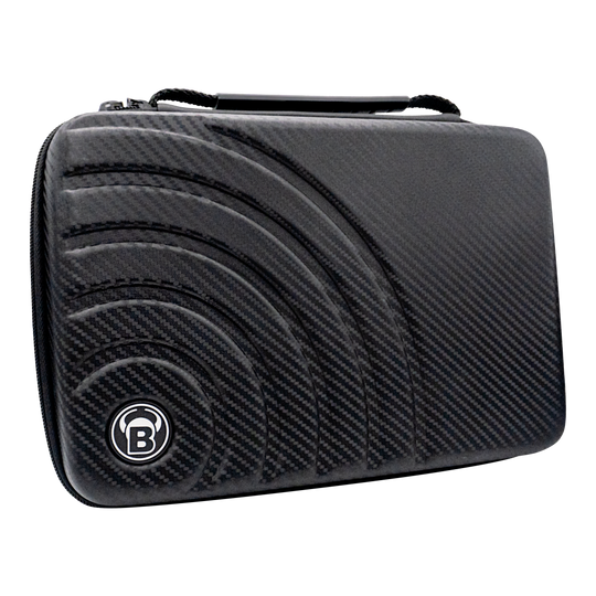 Pouzdro na šipky Bulls Orbis XXL - karbonově šedé Das Bild zeigt das "Bulls Orbis XXL Dartcase" in Carbongrau. Das Etui hat ein modernes, karbonähnliches Design mit einem eingelassenen Muster und dem Bulls-Logo.