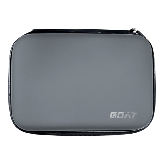 GOAT Locker XL Dartwallet Auf dem Bild ist eine graue, rechteckige Tasche mit abgerundeten Ecken zu sehen. In der rechten unteren Ecke steht das Wort "GOAT".