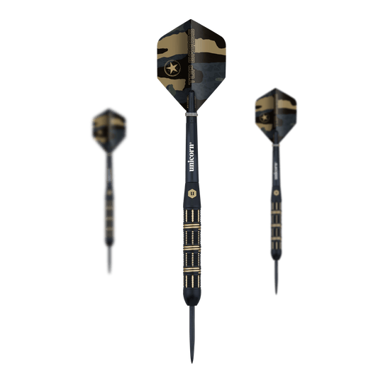 Steeldarts Unicorn Top Brass V3 - 21g Die Abbildung zeigt drei Steeldarts des Modells "Unicorn Top Brass V3" mit einem Gewicht von 21g. Die Darts haben ein schwarzes und goldenes Design mit camouflagegemusterten Flights.