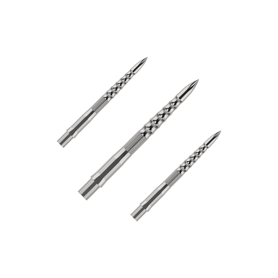 Puntas de dardos Mission Caliburn EVO - Ondulación - Plateadas Auf dem Bild sind drei silberne Steeldartspitzen mit einem strukturierten Griff zu sehen. Sie sind in einem Set angeordnet und haben ein modernes, geriffeltes Design.