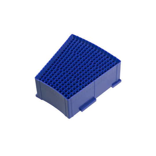 LW6_L-wen_Dart_Ersatzfeld_Single_Aussen_Blau_1_Originalteil Das Bild zeigt ein blaues Ersatzfeld für eine Dartscheibe, das als "Löwen Dart Original Ersatzfelder" bezeichnet wird. Es ist dreieckig geformt und besteht aus Kunststoff mit vielen kleinen Löchern.