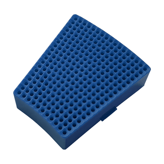 GRN0152_Granboard_132_Ersatzfelder_Single_Aussen_Blau_2 Das Bild zeigt ein blaues Ersatzfeld für das Granboard 132. Das Feld hat viele kleine Löcher und eine trapezförmige Form.