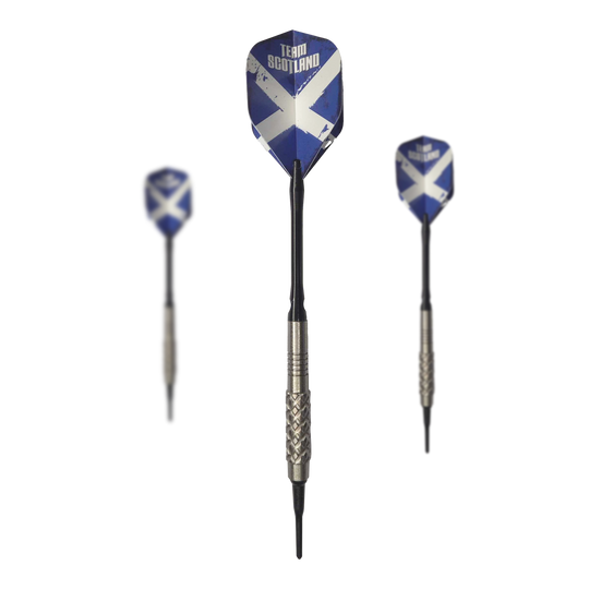 Dardos blandos McDart 85 Tungsten V4 - 16 g Das Bild zeigt drei Softdarts des Produkts "McDart 85er Tungsten V4" mit einem Gewicht von 16g. Die Flights sind blau mit einem weißen Kreuz und der Aufschrift "Team Scotland" gestaltet.