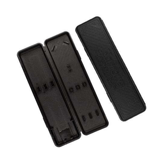 Harrows_PlastikboxJIrZSuCakLyZ1 Das Bild zeigt eine geöffnete schwarze Plastikbox mit dem Aufdruck "Harrows Supergrip Ultra". Die Box ist für die Aufbewahrung von Steeldarts vorgesehen.