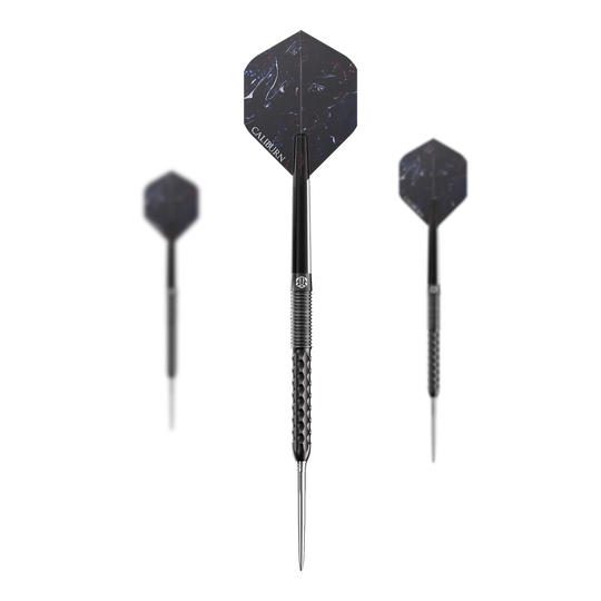 Das Bild zeigt drei Steeldarts des Produkts "Caliburn Sword S1". Die Darts haben eine dunkle Farbe mit hexagonalen Flights und einem strukturierten Griff.