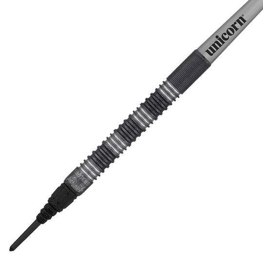 23835_Unicorn_Noir_James_Wade_2022_Softdarts_2 Das Bild zeigt einen Softdart namens "Unicorn Noir James Wade Softdarts". Der Dartpfeil hat ein modernes, schwarzes Design mit silbernen Akzenten und dem Aufdruck „unicorn“.