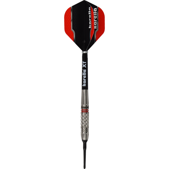 8307_Karella_Commander_Softdarts_1cT55s935gnS1T Das Bild zeigt einen Karella Commander Softdart mit schwarzer und roter Flight. Die Darts sind mit "Karella XT" beschriftet und haben eine silberne Spitze mit roten Akzenten.
