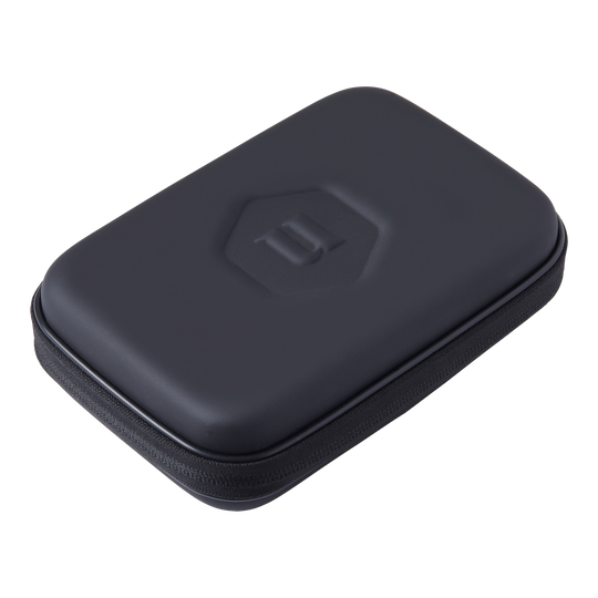 Estuche de dardos mediano Unicorn Ultra 3UP - Negro Dies ist ein schwarzes Dartcase namens "Unicorn Ultra 3UP Medium". Das Etui hat eine harte Außenhülle mit einem Reißverschluss und eingeprägtem Logo.