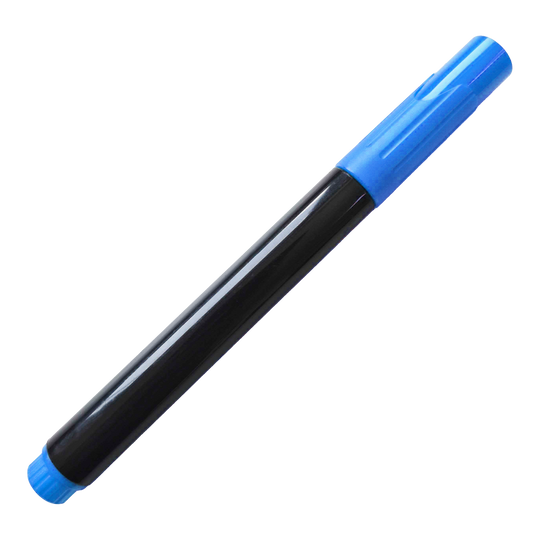 Segnaposto Auf dem Bild ist ein schwarzer Boardmarker mit blauer Kappe zu sehen. Der Stift liegt schräg auf einem weißen Hintergrund.