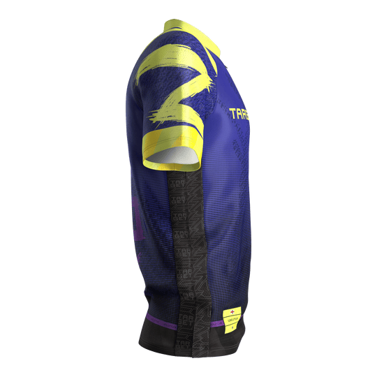 Target Luke Littler Dartshirt 2026 Das Bild zeigt das Target Luke Littler Dartshirt 2026. Es handelt sich um ein modernes Dartshirt für sportliche Aktivitäten.