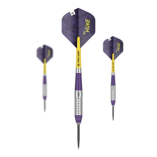 Lotki ze stali mosiężnej Target Luke Littler - 22 g Das Bild zeigt drei Steeldarts mit violett-gelbem Design und der Aufschrift "THE NUKE" auf den Flights. Es handelt sich um das Produkt „Target Luke Littler Brass Steeldarts - 22g“.