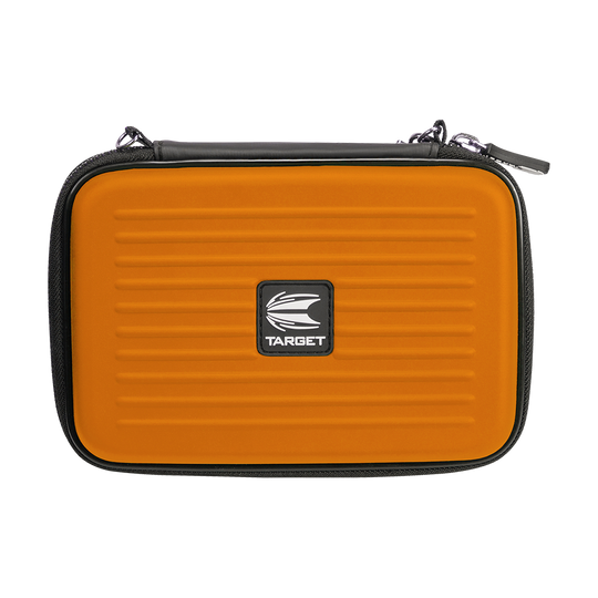 125856_Target_Takoma_XL_Dartwallet_Orange_1 Dies ist das Produkt "Target Takoma XL Dartwallet". Es handelt sich um ein orangefarbenes Etui mit schwarzem Reißverschluss und Target-Logo auf der Vorderseite.