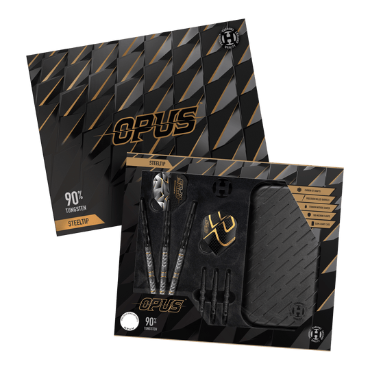 Harrows Opus Steeldarts Das Bild zeigt das Produkt "Harrows Opus Steeldarts" in einer eleganten, schwarz-goldenen Verpackung. Im Inneren sind die Steeldarts, Flights, Shafts und ein Dartcase sichtbar angeordnet.