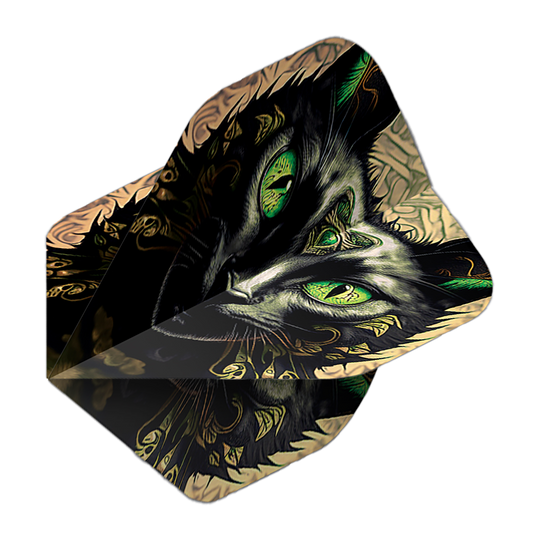 Lety v pětiboji Cat Das Bild zeigt das Produkt 'Pentathlon Katze No2 Standard Flights'. Auf dem Flight ist ein kunstvoll gezeichneter Katzenkopf mit leuchtend grünen Augen abgebildet.