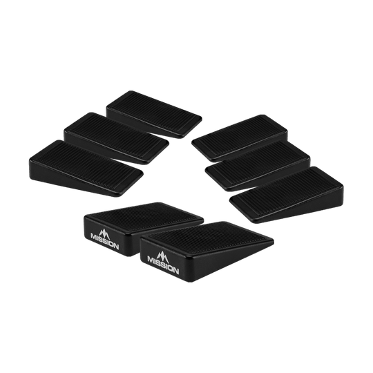 Mission Dartboard Wedges Abstandshalter (8er-Set) Das Bild zeigt acht schwarze Keile, die als Abstandshalter für Dartboards dienen. Auf zwei der Keile ist das Logo und der Schriftzug "Mission" zu sehen.