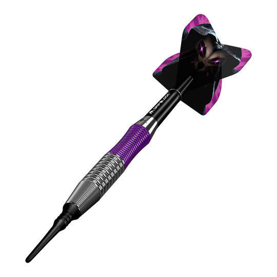 Šipky Mission Phantom Brass Soft - 18g Dies ist ein Mission Phantom Brass Softdart mit einem Gewicht von 18g. Der Dart hat ein auffälliges Design mit lila und schwarzen Akzenten.