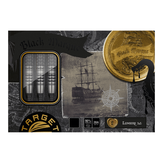 Dardos blandos Target Japan Black Marque Lumiere GEN3 - 18,5 g Die Abbildung zeigt die Verpackung der "Target Japan Black Marque Lumiere GEN3 Softdarts - 18,5g". Auf der Verpackung sind drei Dartpfeile, ein altes Segelschiff und ein goldener Münzmotiv zu sehen.