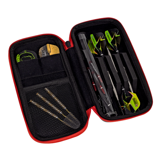 Harrows Smart Case Dartwallet Das Bild zeigt ein geöffnetes Dart-Case mit allerlei Zubehör. Auf der rechten Seite sind drei zusammengebaute Dartpfeile ordentlich verstaut.