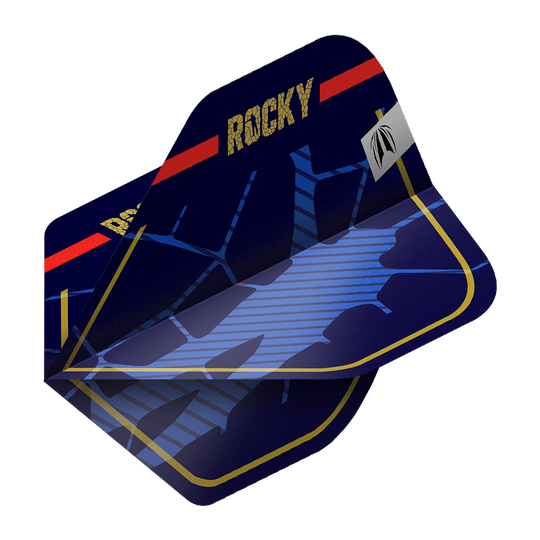 Target Pro Ultra Josh Rock GEN1 No2 Standardní letky - 3 sady Das Bild zeigt drei Sätze der Target Pro Ultra Josh Rock GEN1 No2 Standard Flights. Die Flights sind dunkelblau mit goldener Umrandung und dem Schriftzug "ROCKY" in Gold.