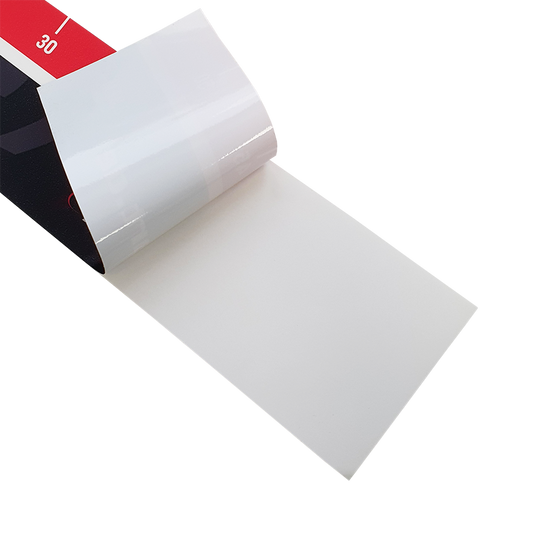 688_McDart_Abwurflinie_2 Das Bild zeigt das Produkt "McDart Abwurflinie", eine klebende Markierungslinie für Dartspieler. Die Schutzfolie wird teilweise abgezogen, um die Klebefläche freizulegen.