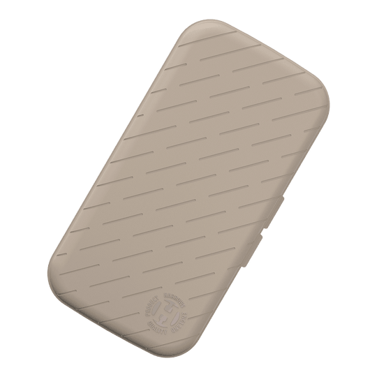 Etui na lotki Harrows Slimcase Die Abbildung zeigt ein schlankes Dart-Etui in steingrauer Farbe. Die Oberfläche ist mit schrägen Linien und einem geprägten Logo verziert.