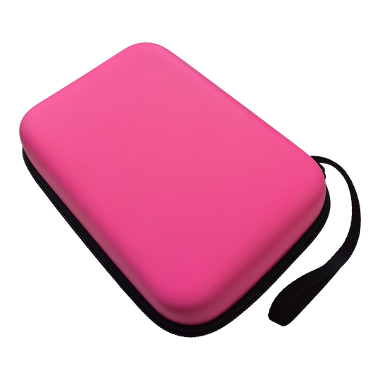 Zu sehen ist eine pinke Darttasche. Die Tasche ist das Modell DC05 von McDart.