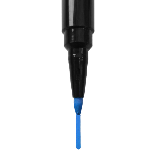 Segnaposto Auf dem Bild ist die Spitze eines blauen Boardmarkers zu sehen. Der Stift ist senkrecht ausgerichtet und die Kappe ist abgenommen.