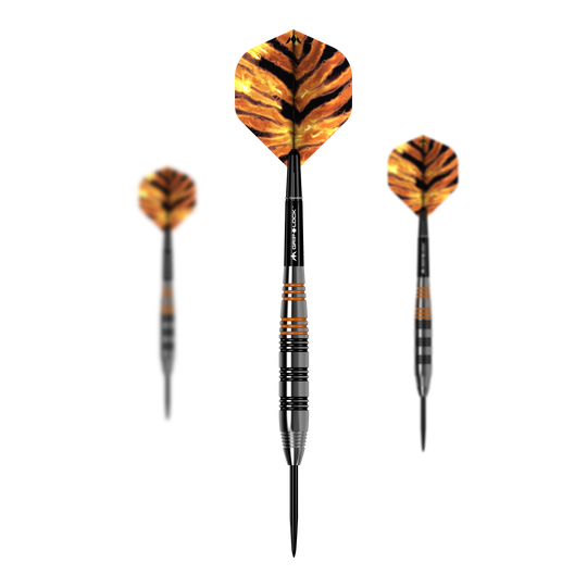 Fléchettes en acier laiton Mission Javan - 22 g Das Bild zeigt drei Steeldarts des Modells "Mission Javan Brass Steeldarts - 22g". Die Flights haben ein auffälliges, orange-schwarzes Muster, das an Tigerstreifen erinnert.