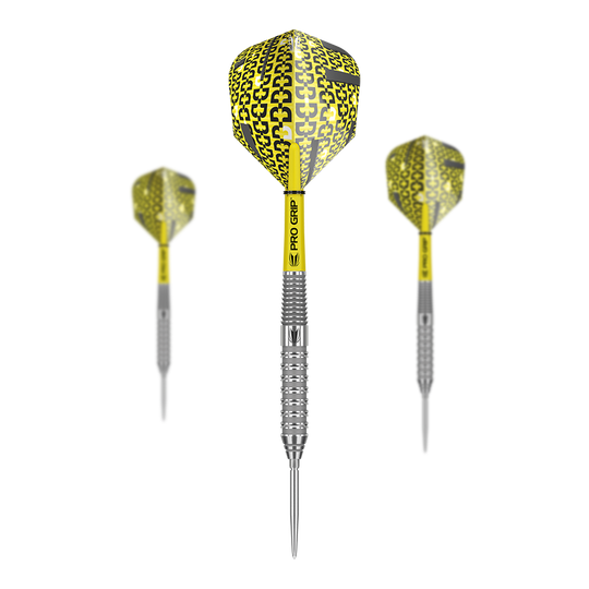 Freccette in acciaio Target Bolide 02 Swiss Point Das Bild zeigt drei Target Bolide 02 Swiss Point Steeldarts mit silbernem Schaft und gelb-schwarzem Flight. Die Darts haben den Aufdruck "PRO GRIP" auf dem Schaft.